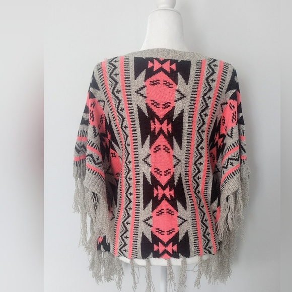 Soho Apparel Atzec Style Acrylic Poncho Size Small - Picture 3 of 3